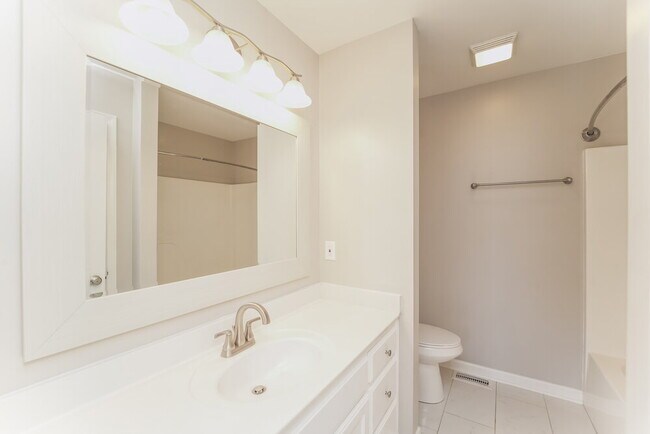 Building Photo - 135 Fritzvon Dr