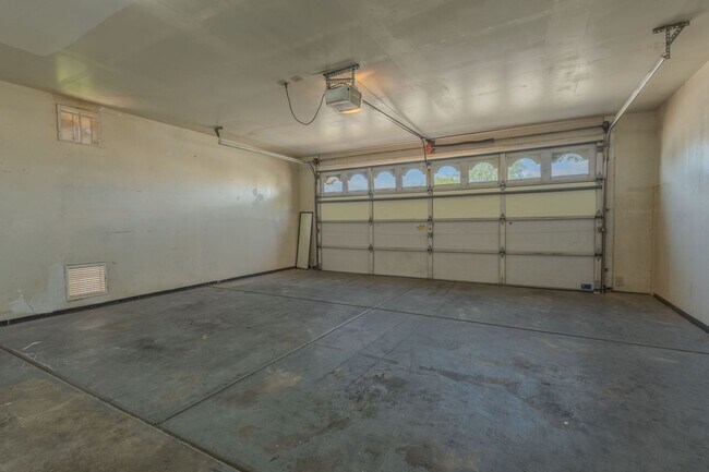 Building Photo - 3 Bedroom, 2 Bath