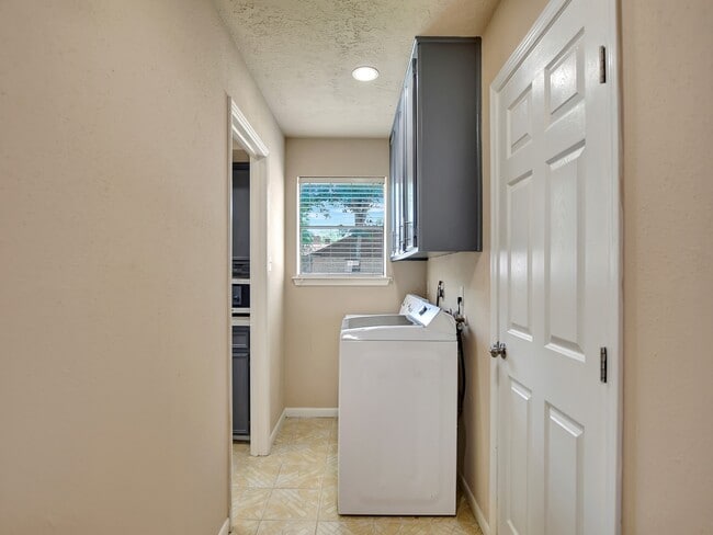 Building Photo - 21902 Meadowhill Dr