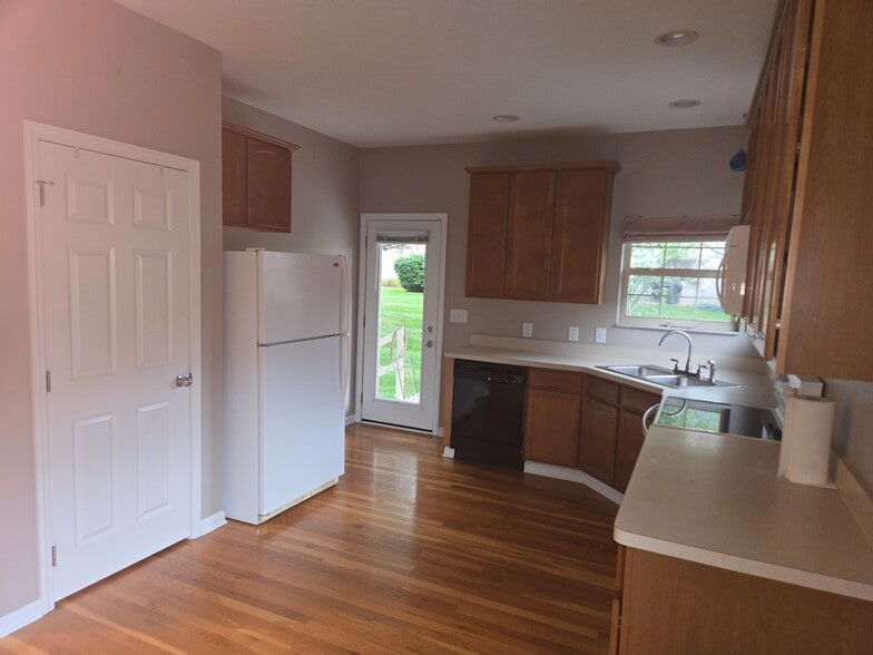 Building Photo - 44 Village Green Dr