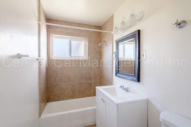 Building Photo - 3 Bedroom/1 Bath Home - $1595 Per Month!