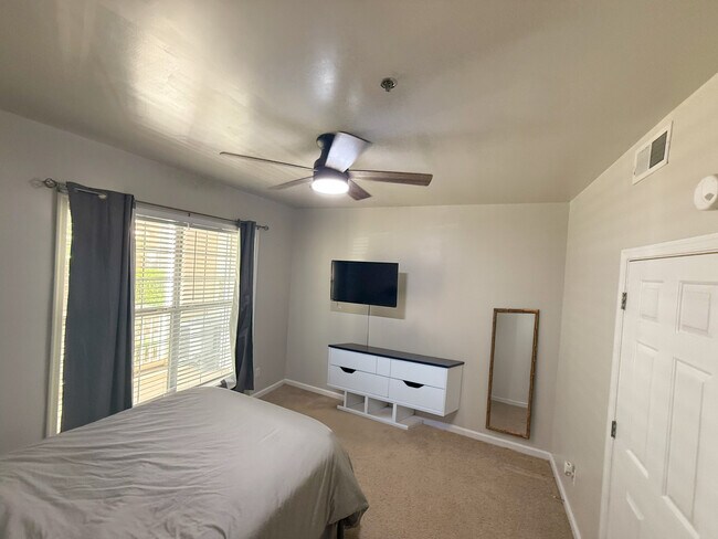 Building Photo - 270 Riverbend Dr