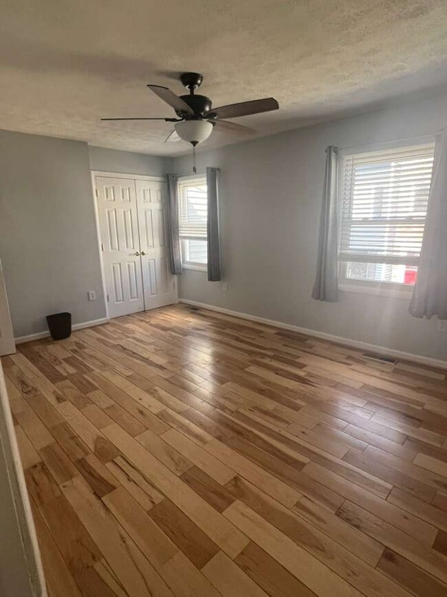 Building Photo - Lake Grove