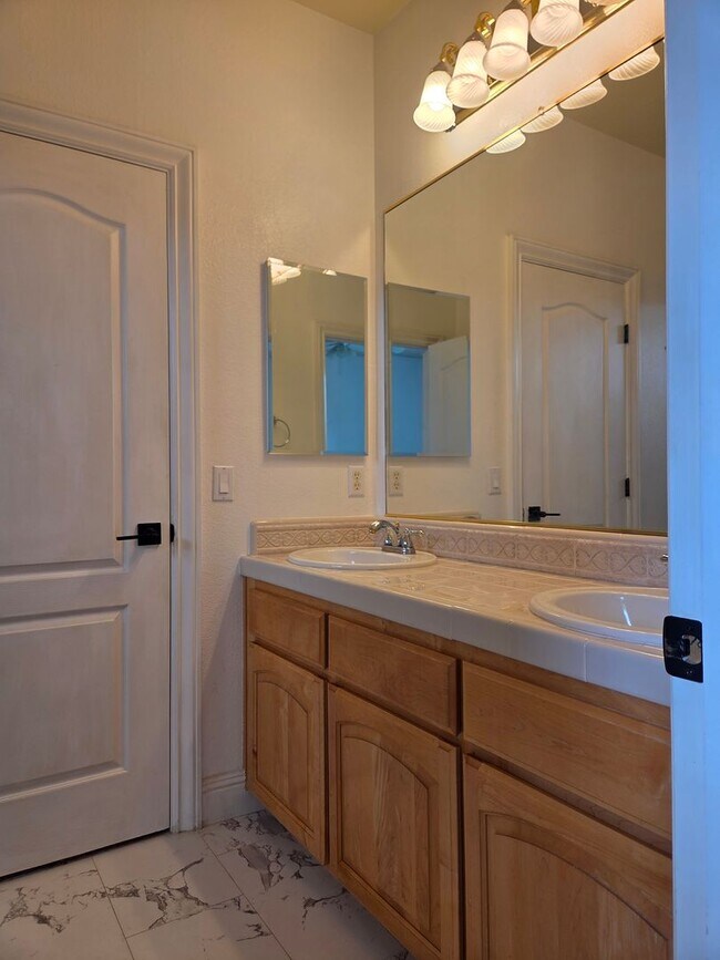 Building Photo - 5 Bdrm, 4 bath home located in Highland View Community off Silva Valley