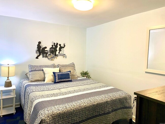 Building Photo - 1305 Stratford Ave