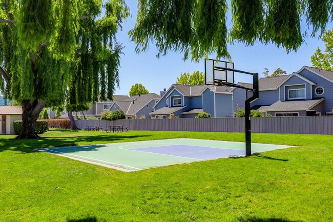 Building Photo - 3 Bed / 2.5 Bath bright and spacious home ...