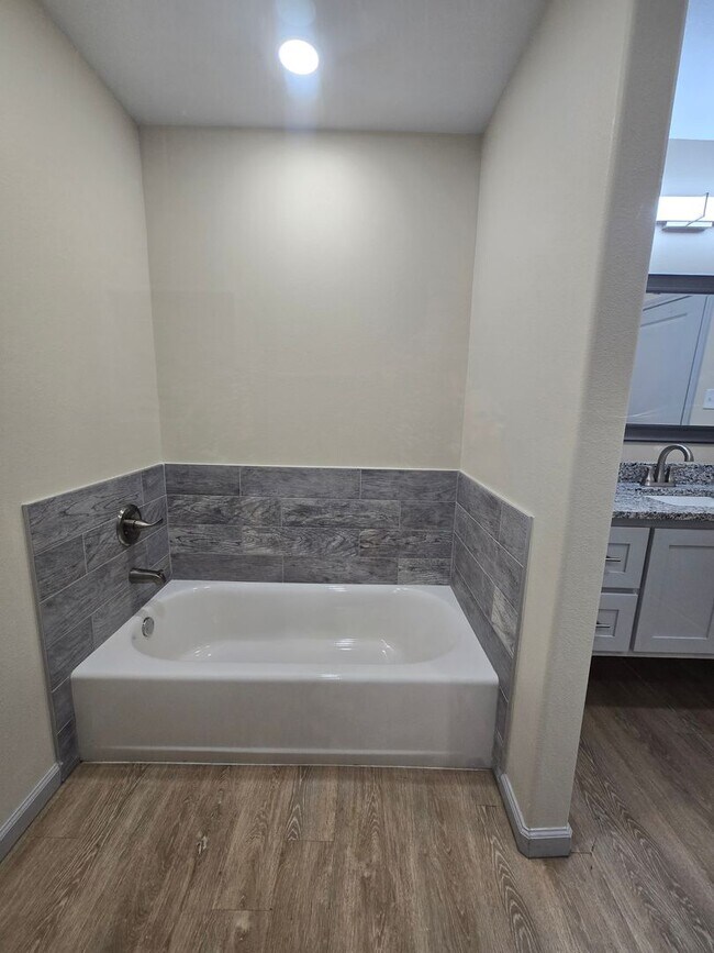 Building Photo - Spacious 3/2/2 Home with Modern Finishes a...