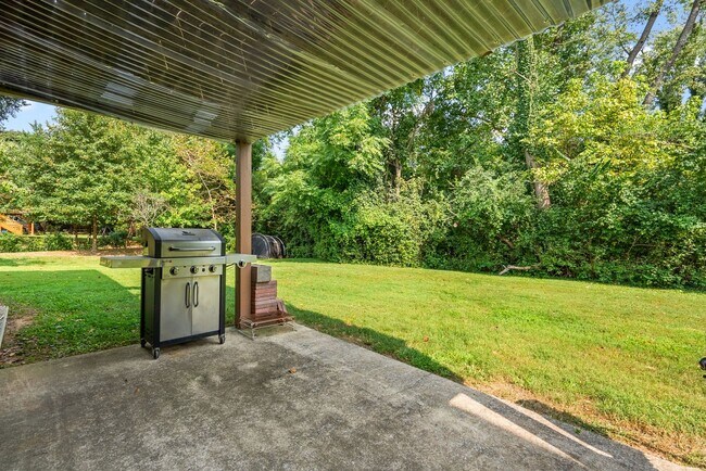 Building Photo - 5 Bed 3 Bath - Chevy Chase Rambler - Move IN Ready