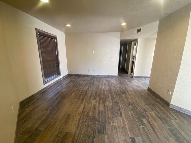 Building Photo - Adorable Home Centrally located in Loma He...