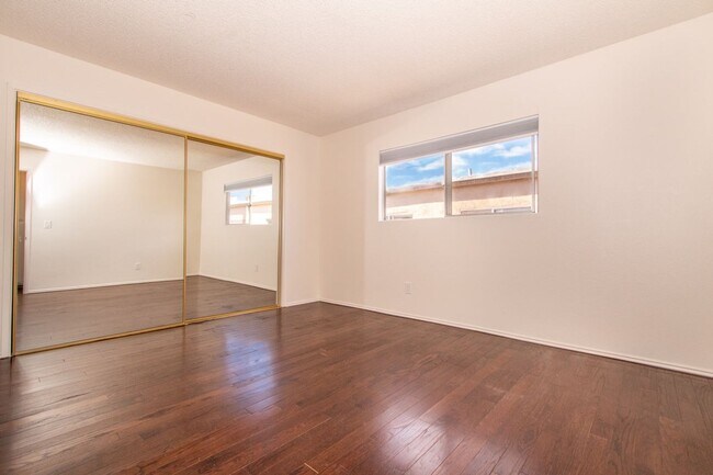 Building Photo - Blocks From the Ocean, Refreshed 1bd / 1ba in Pacific Beach!