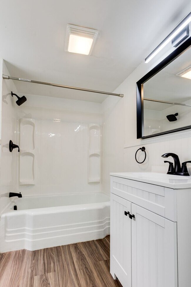 Building Photo - Available JUNE 2026 - 1 Bed w/ off street parking, beautiful view