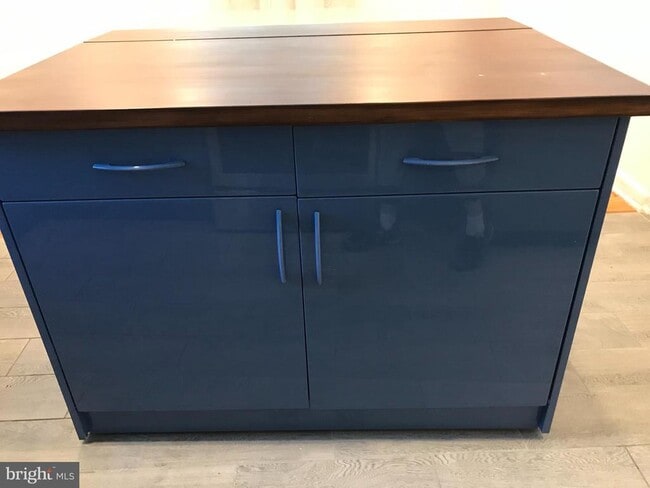 Building Photo - 212 Robbins St