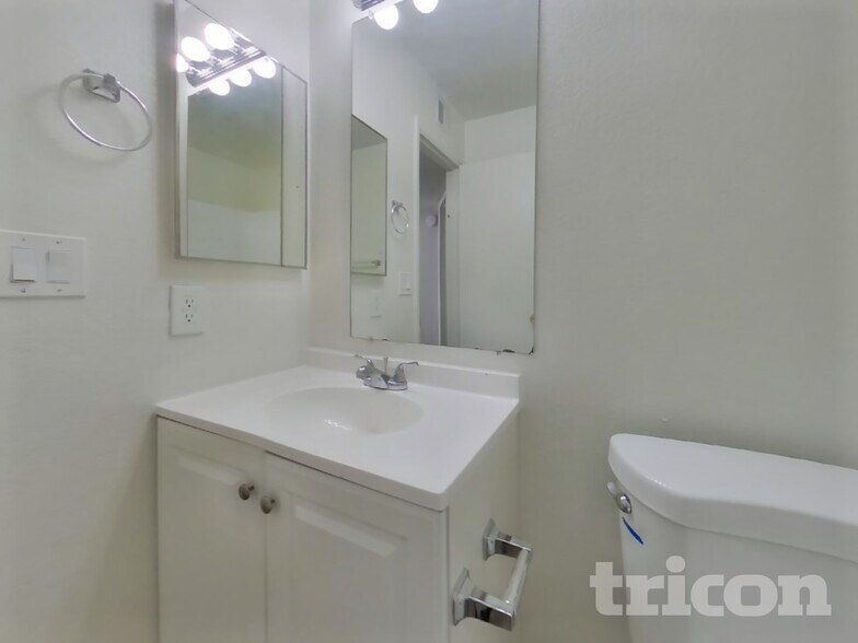 Building Photo - 20840 N 21st Ave