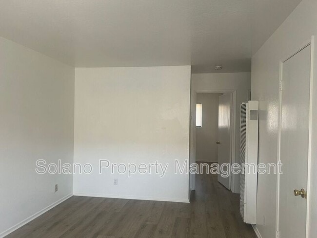 Building Photo - 1104 School St