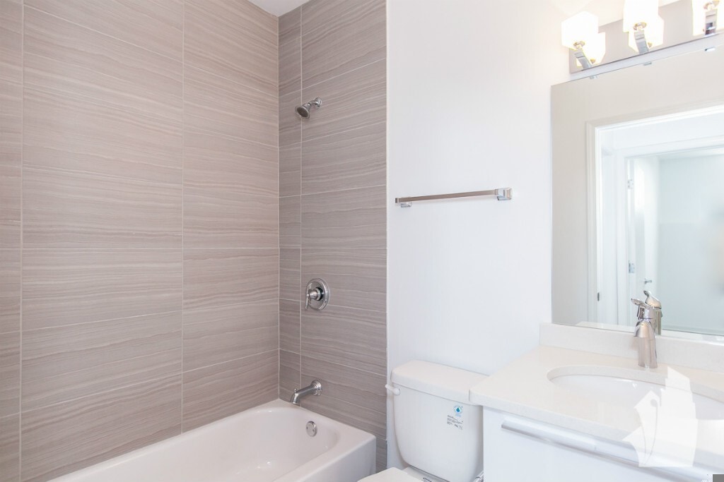 Building Photo - 2700 W North Ave