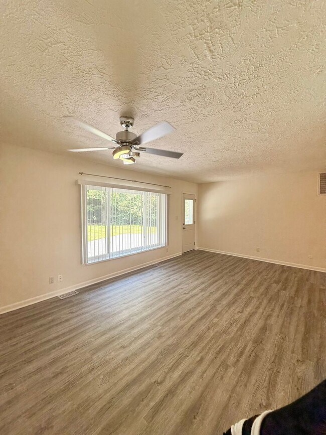 Building Photo - Beautifully Updated 3-Bedroom Brick Ranch in Kettering