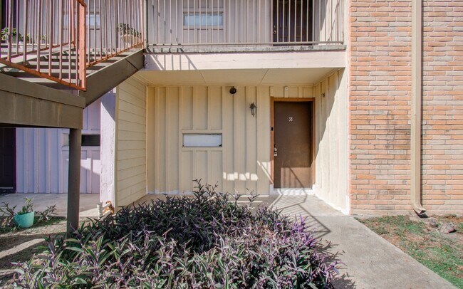 Building Photo - 8110 Albacore Dr