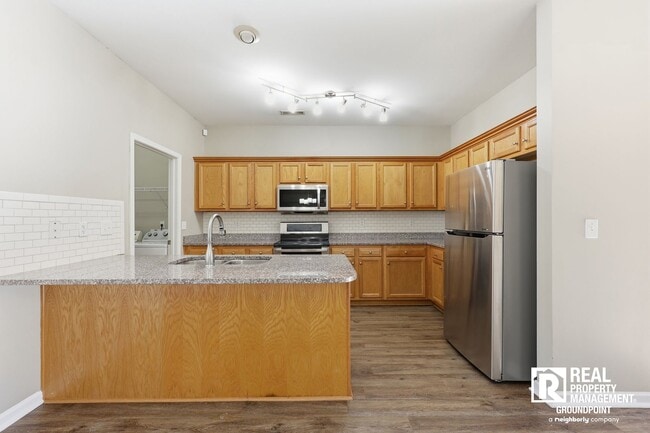 Building Photo - 3 Bedroom End Unit Townhome Near Dorchester and Ladson Road