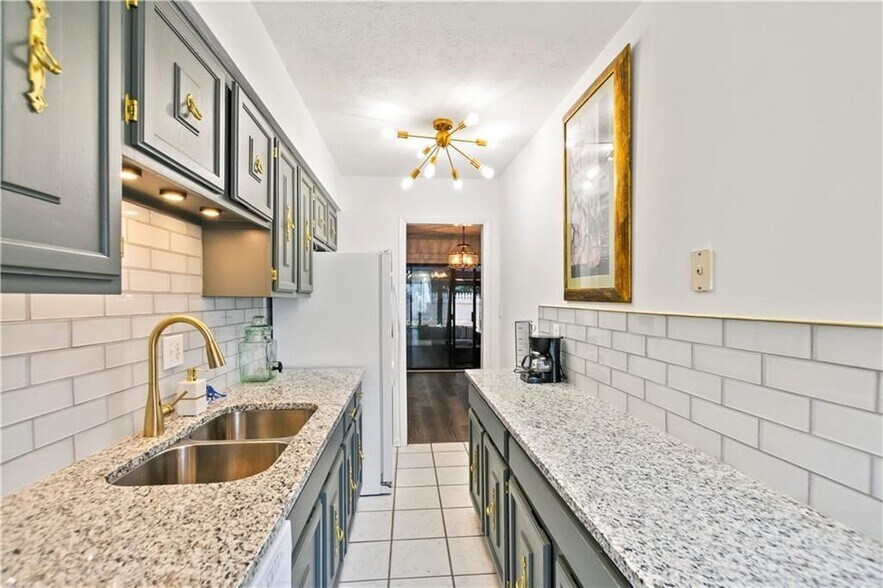 Building Photo - 2685 Meadowlawn Dr