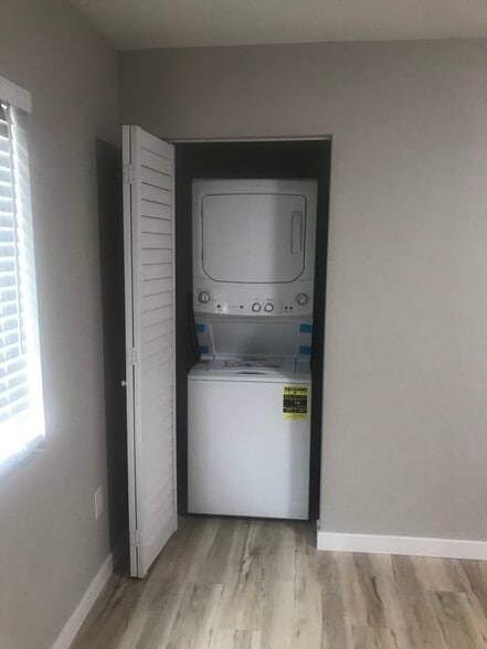 Building Photo - 7880 Laurelridge Rd