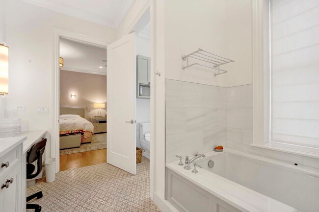 Building Photo - 103 W Chestnut St