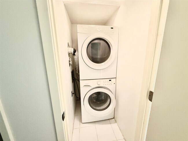 Building Photo - 2750 Holly Hall St