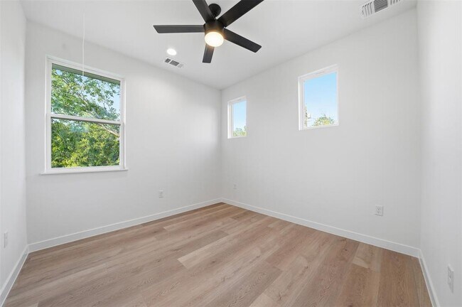 Building Photo - 2212 Yellow Jacket Ln