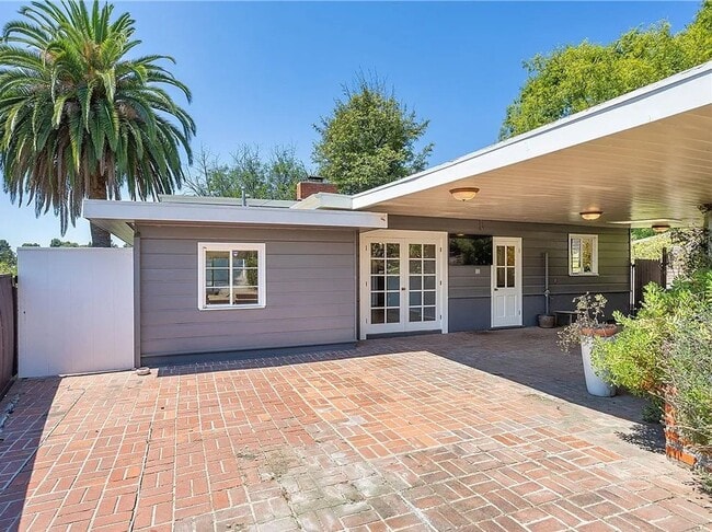 Building Photo - Gorgeous 3 bd 2 ba + Den Single Family hom...