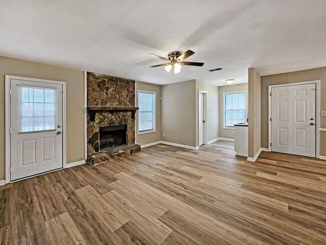 Building Photo - Recently Updated 2/2.5 Flat in Duplex Building - Housing Vouchers Accepted