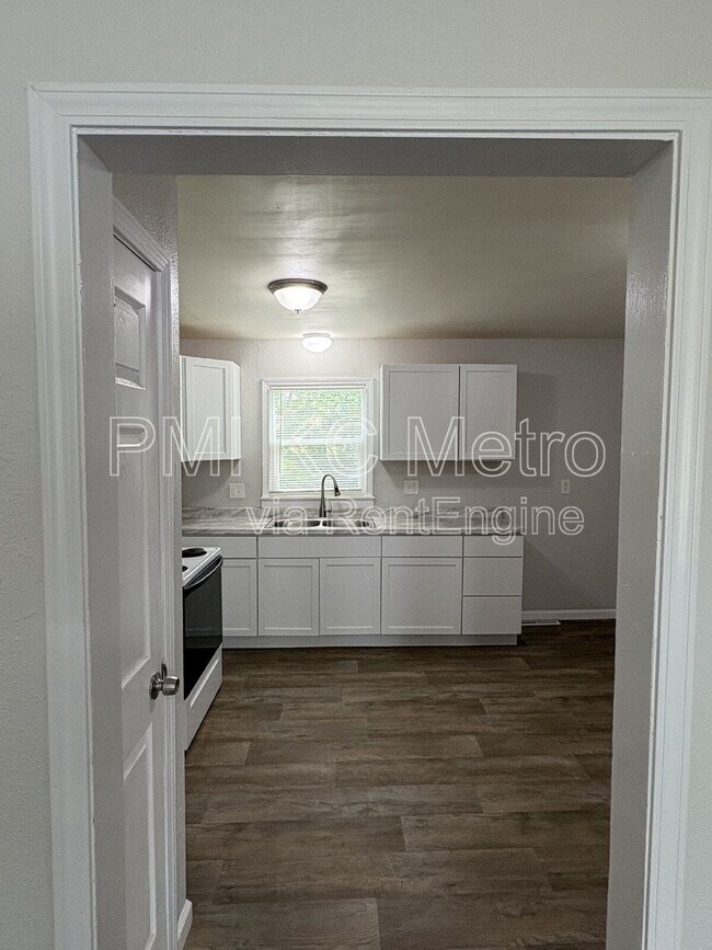 Building Photo - 1342 E 84th Terrace