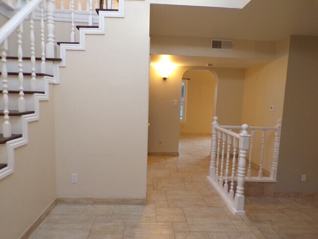 Building Photo - 14921 Sunnybank Ave
