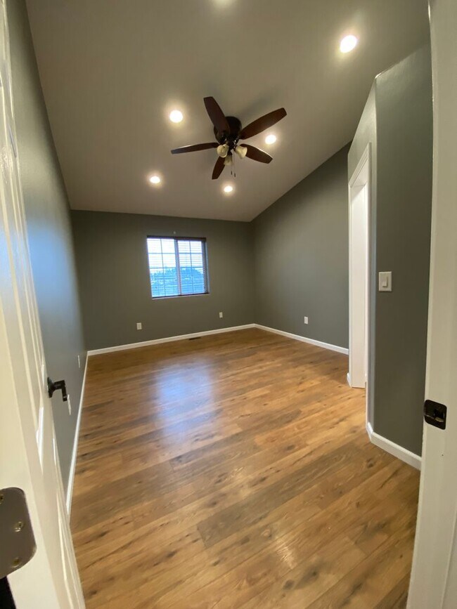 Building Photo - Spacious 3 BR 2 BA 2 Car garage on acreage