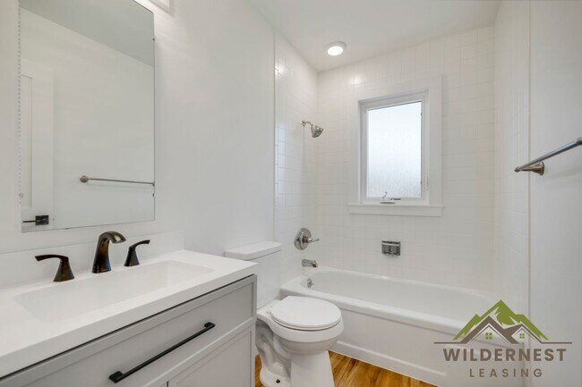 Building Photo - Fully Updated 3 Bedroom/ 3 Bath Peaceful C...