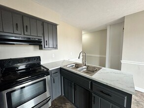 Building Photo - 2-Bed 1.5-Bath Townhome