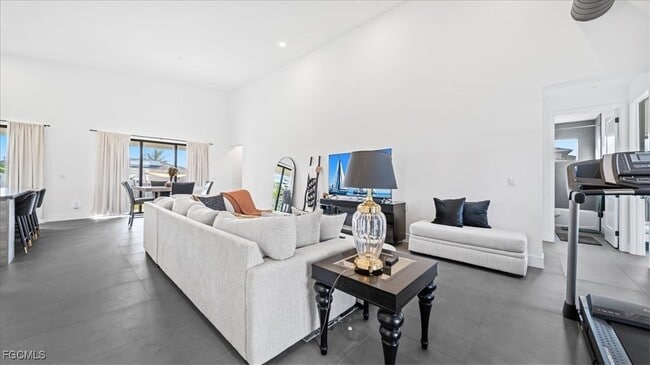 Building Photo - 1017 NE 4th Pl