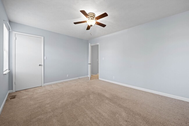 Building Photo - 2 Bedroom Condo For Rent Near Post!