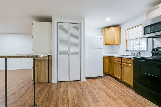 Building Photo - 2-Bedroom Home Ideal For Roommates!!