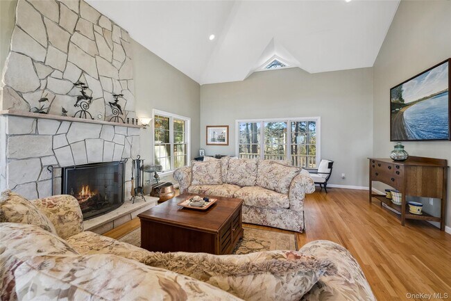 Building Photo - 8 Duckwood Ln