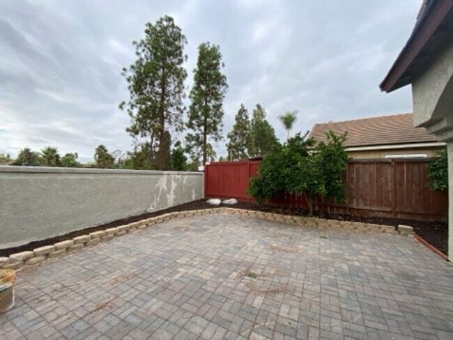 Building Photo - Spacious 4 bed/3 Bath in Oceanside!