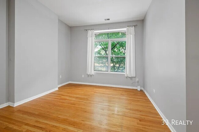 Building Photo - Spacious 4b/2b Top Floor, Wicker Park Avail July 1st!