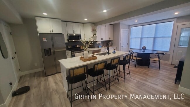 Building Photo - 821 20th St NE