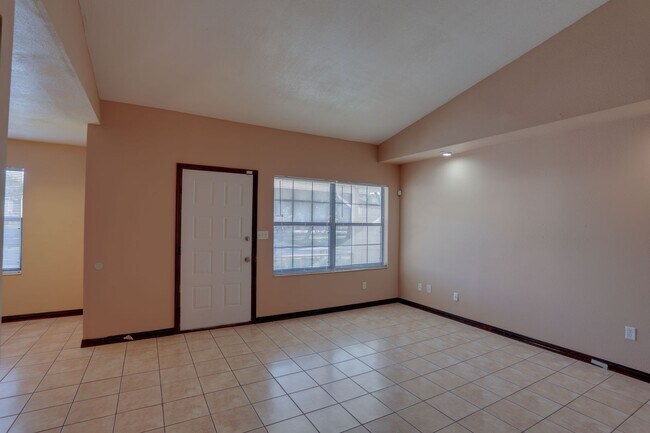 Building Photo - 492 Tamarack St