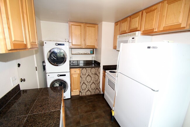 Building Photo - CHARMING 2 BED WEDGWOOD HOME W WOOD FLOORS, LARGE SHED, & LARGE LOT!