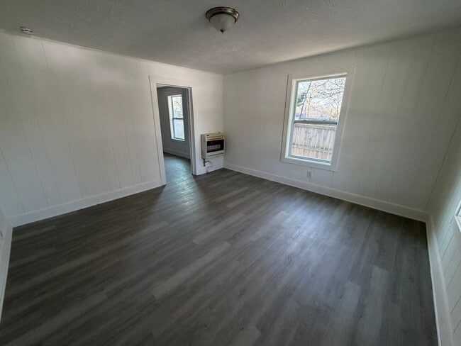 Building Photo - 202 Woodward St NE