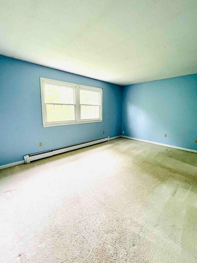 Building Photo - 6-Bedroom, 2-Bath Single-Family Home – Pri...