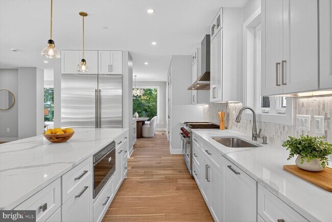 Building Photo - 5310 Cathedral Ave NW