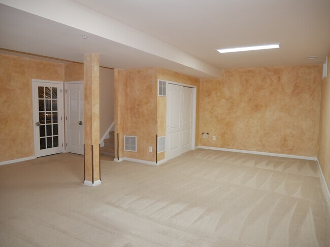 Building Photo - Gorgeous Former Model 4 Bed 2.5 Bath Townh...