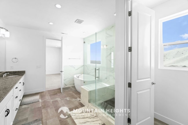 Building Photo - 5615 Valley View Rd