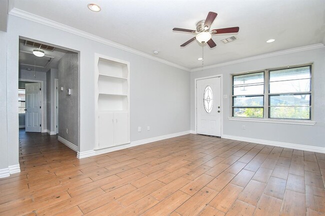 Building Photo - 455 Glenburnie Dr