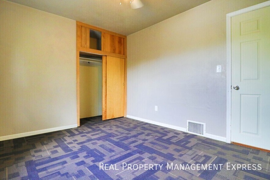 Building Photo - 3 Bed Home w/ Large Garage